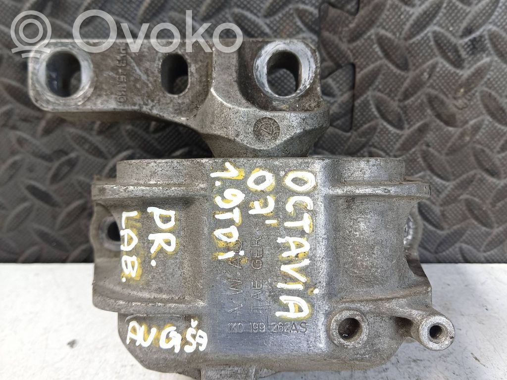 Skoda Octavia Mk2 (1Z) Engine mount bracket 