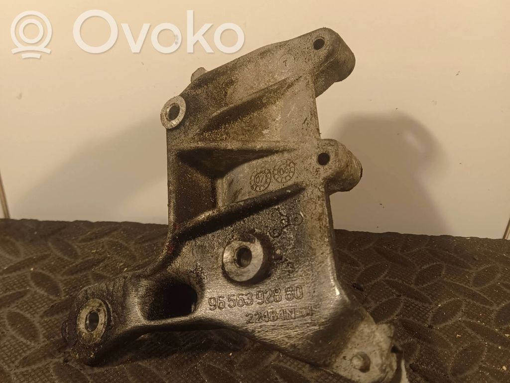 Ohjaustehostimen pumpun kannake   9656392880,22484N01