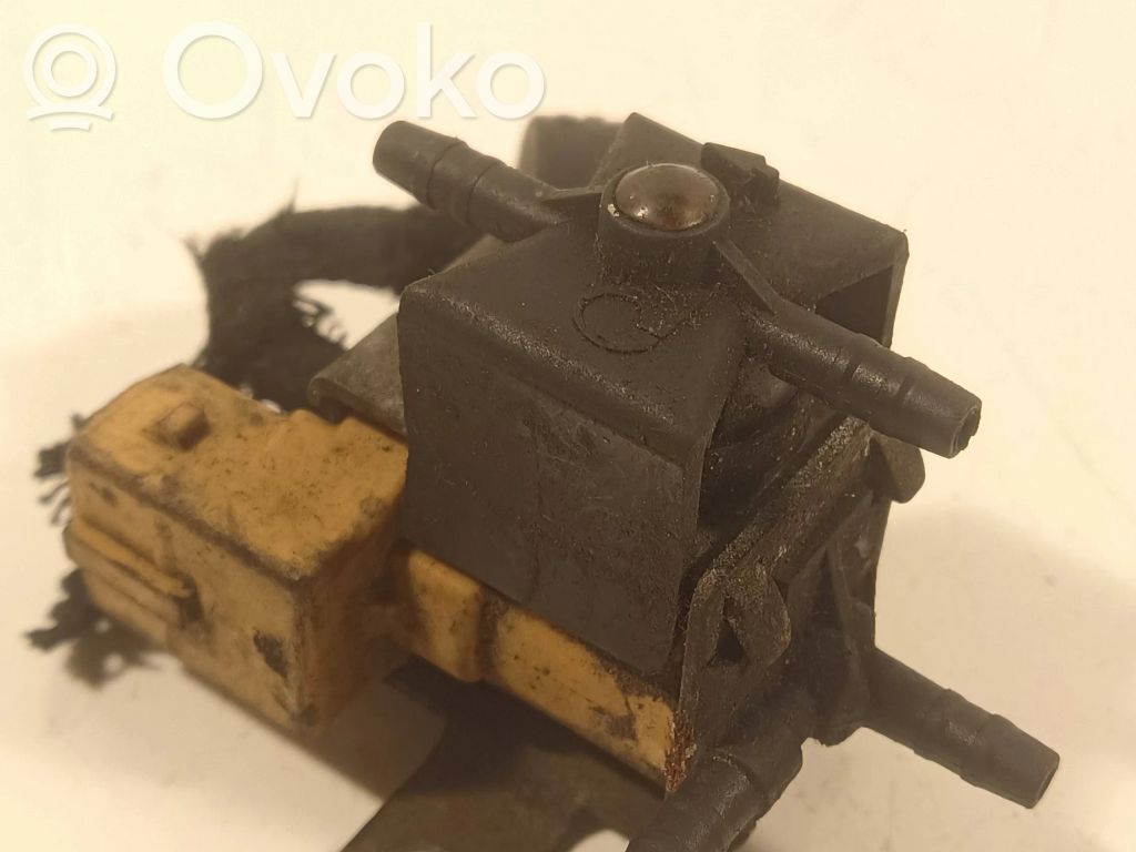 Volkswagen Golf IV Zawór podciśnienia / Elektrozawór turbiny 