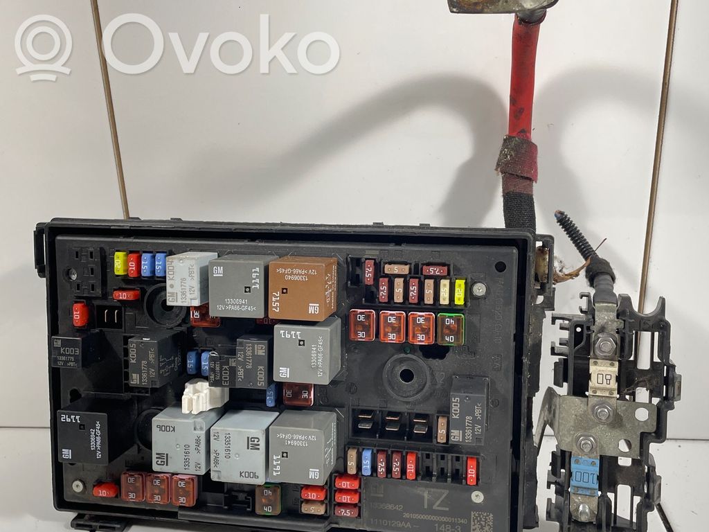 Opel Astra J Fuse module 