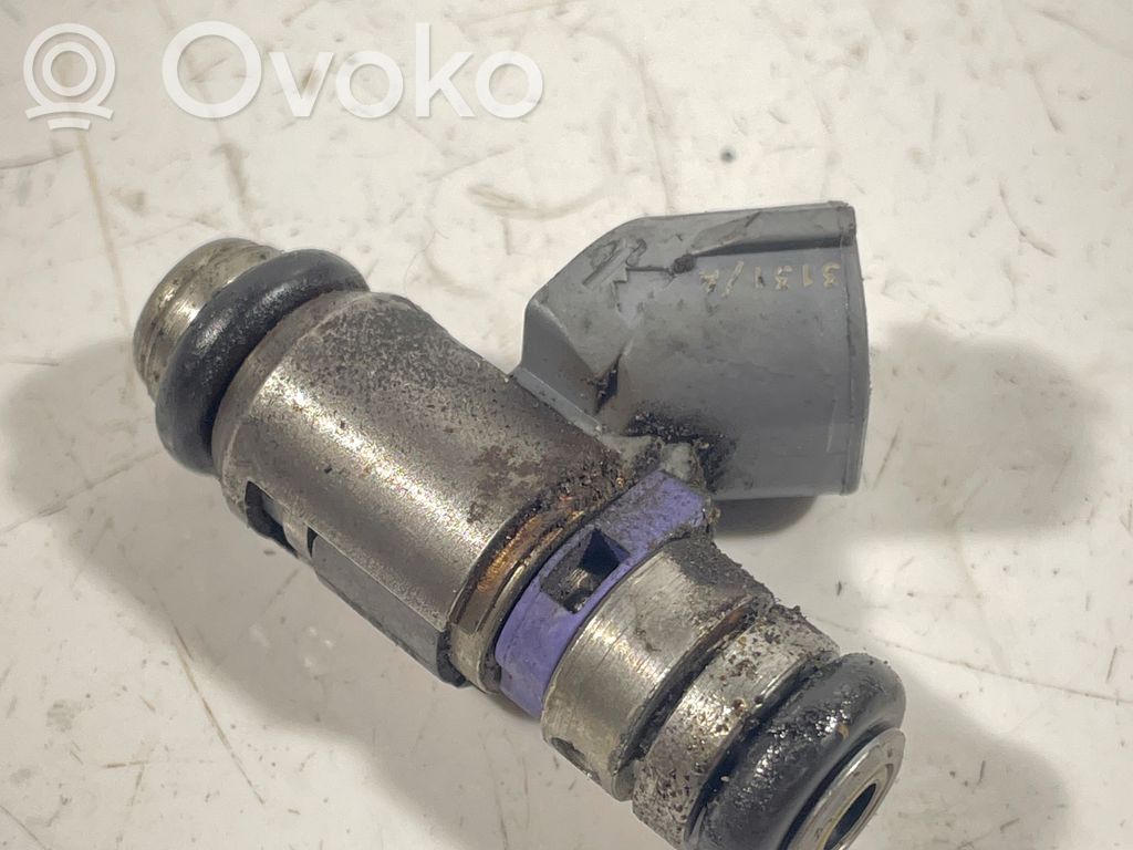 Volkswagen Golf IV Fuel injector 