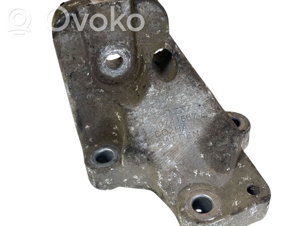 Volvo XC90 Engine mounting bracket 