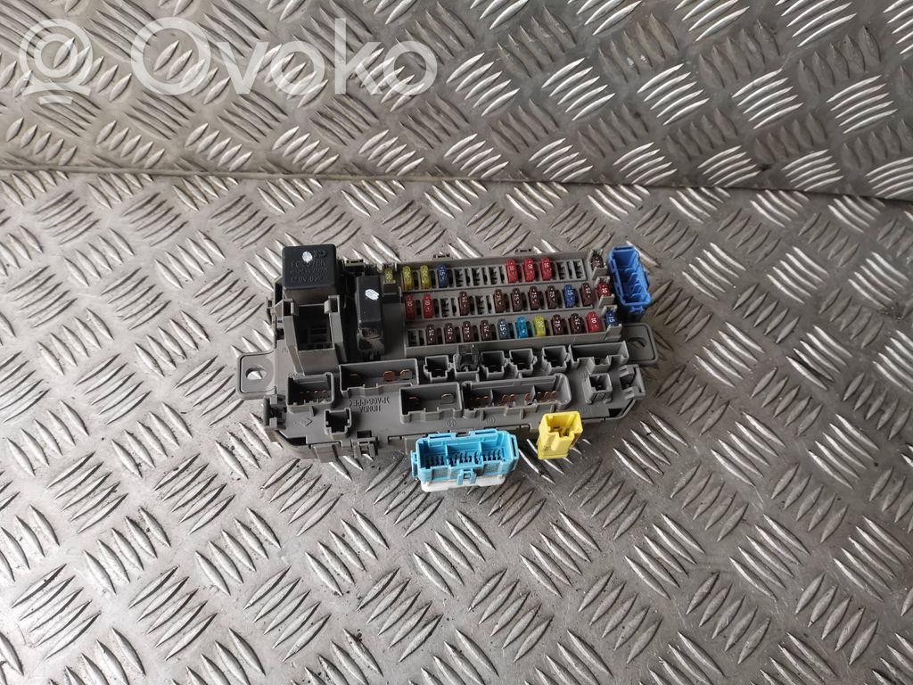 Honda Civic Ramka / Moduł bezpieczników 