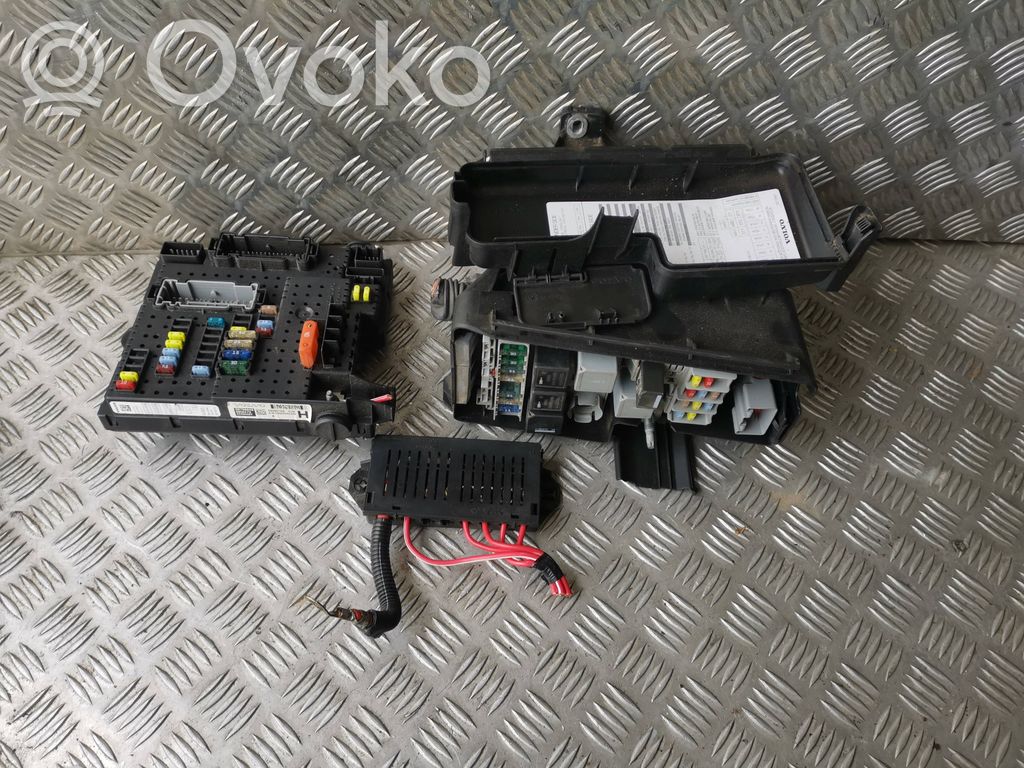Volvo XC70 Ramka / Moduł bezpieczników 