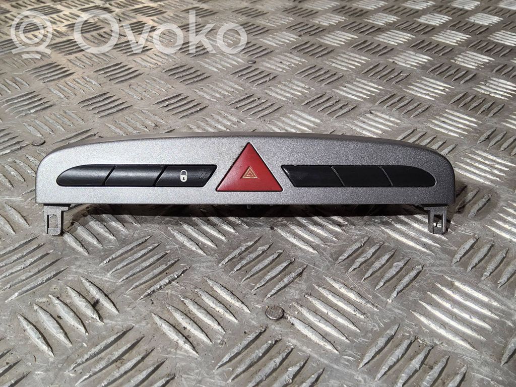 Peugeot 308 Hazard light switch 