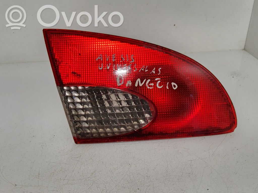 Toyota Avensis T220 Aizmugurējais lukturis pārsegā 
