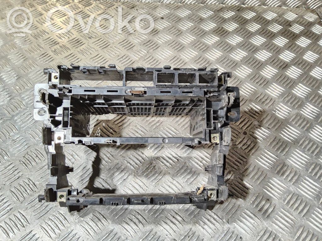 Audi A4 S4 B5 8D Radion/GPS-laitteen pääyksikön kehys 