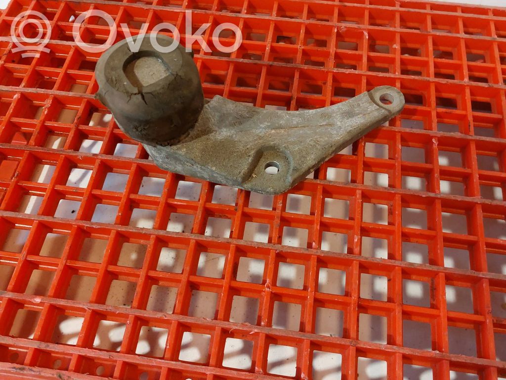 Audi A8 S8 D3 4E Engine mounting bracket 