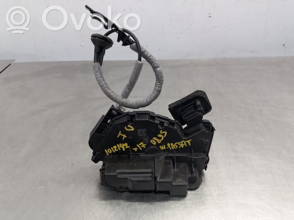 Volkswagen PASSAT Front door lock 