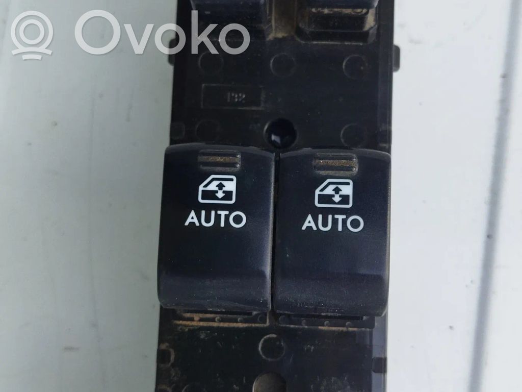 Electric window control switch   83071AL05A
