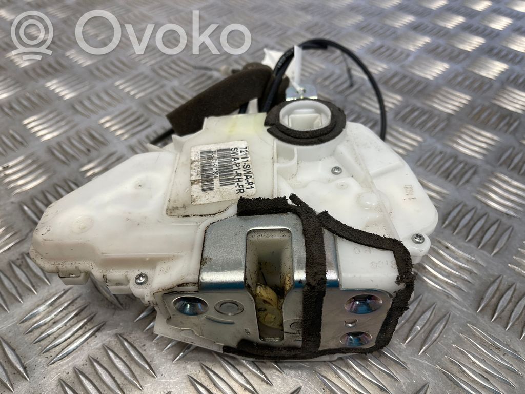 Honda CR-V Priekšpusē slēdzene 