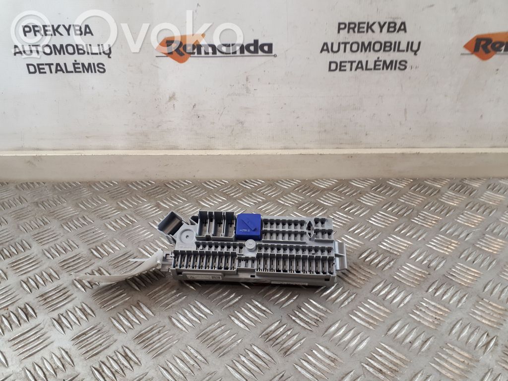 BMW 5 G30 G31 G38 Saugiklių blokas 