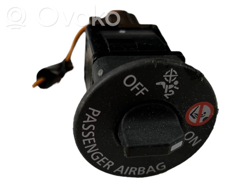 Renault Clio IV Passenger airbag on/off switch 