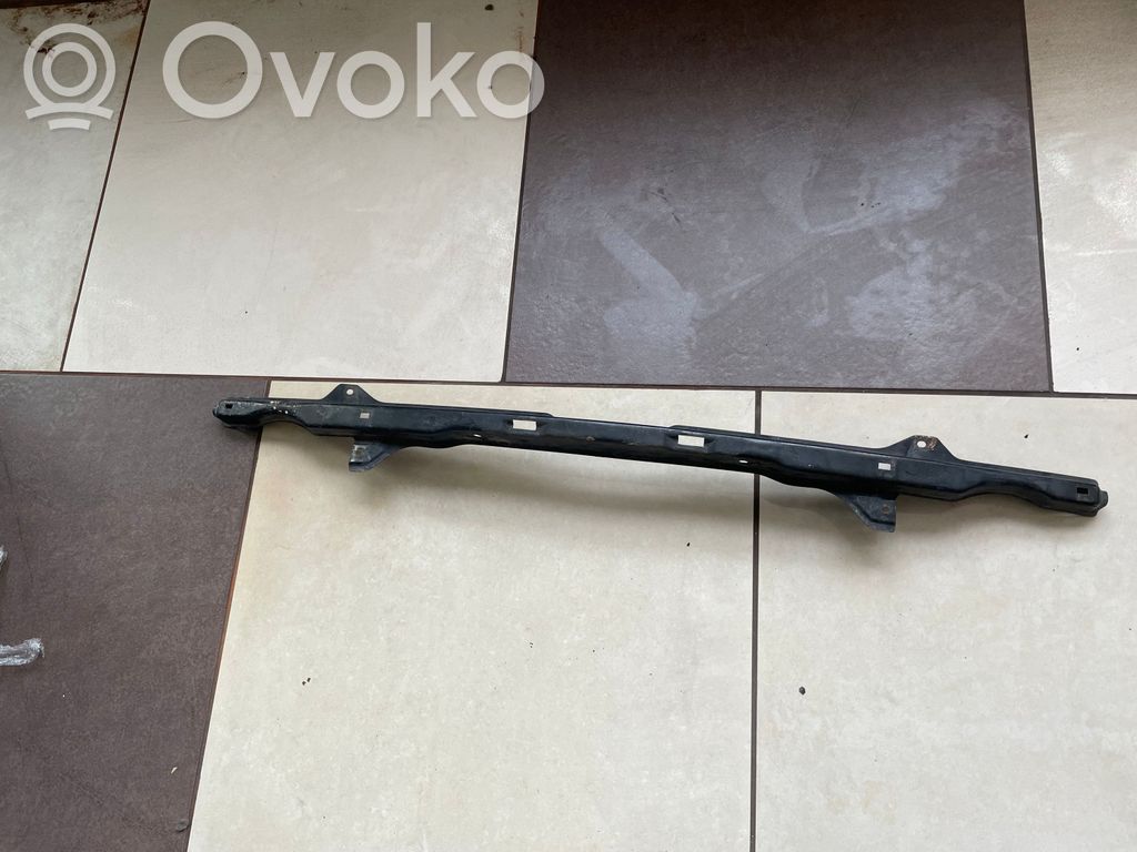 Priekšpusē bampera sija / balka