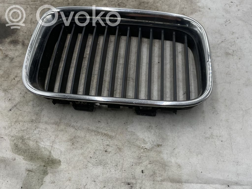 BMW 3 E36 Grotelės priekinės 