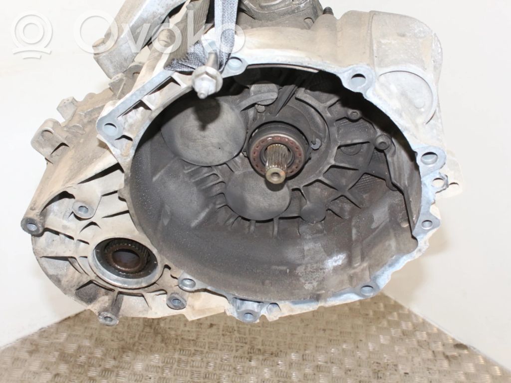 Volkswagen PASSAT B6 Manual 6 speed gearbox 