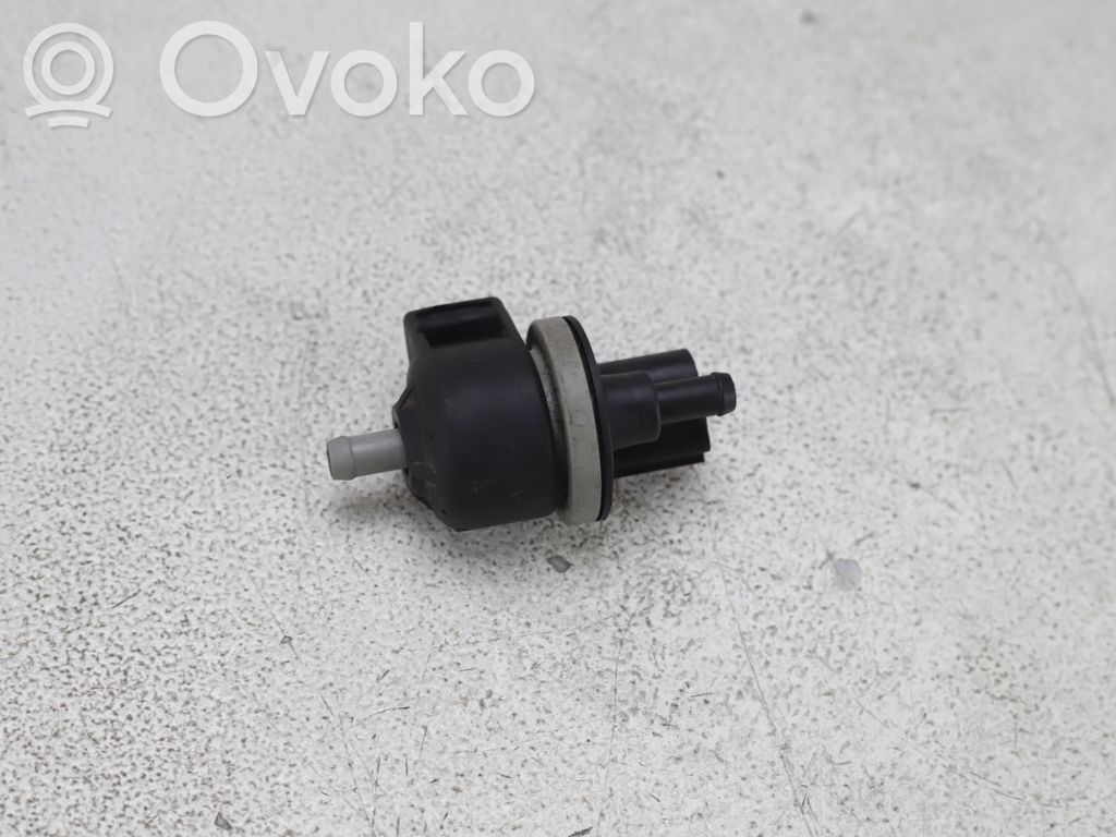 Volkswagen PASSAT B6 Válvula de vacío 