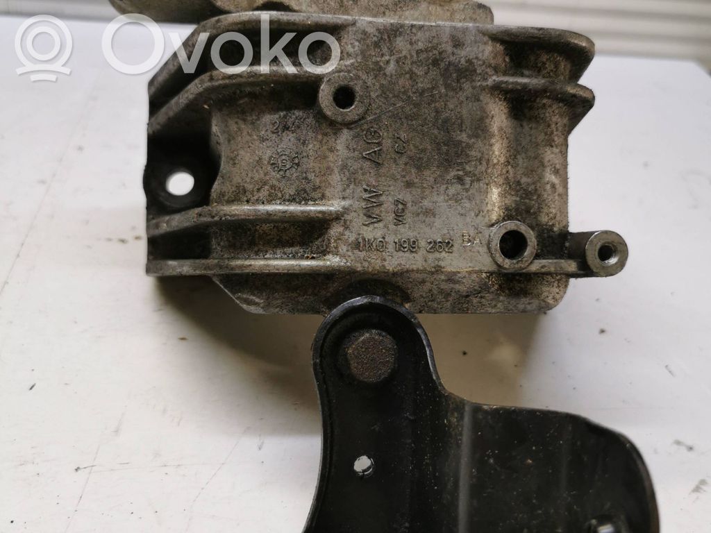 Volkswagen Golf V Engine mount bracket 