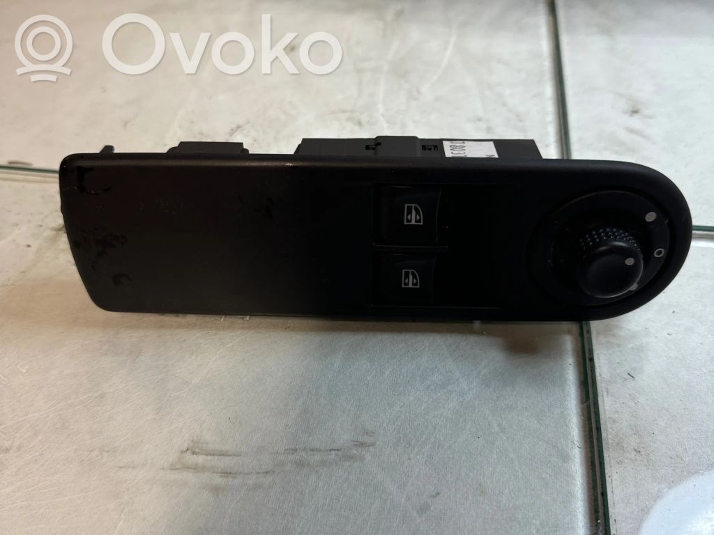 Renault Clio IV Electric window control switch 