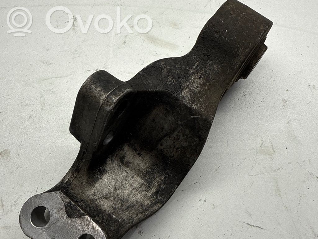 Volvo V40 Engine mounting bracket 
