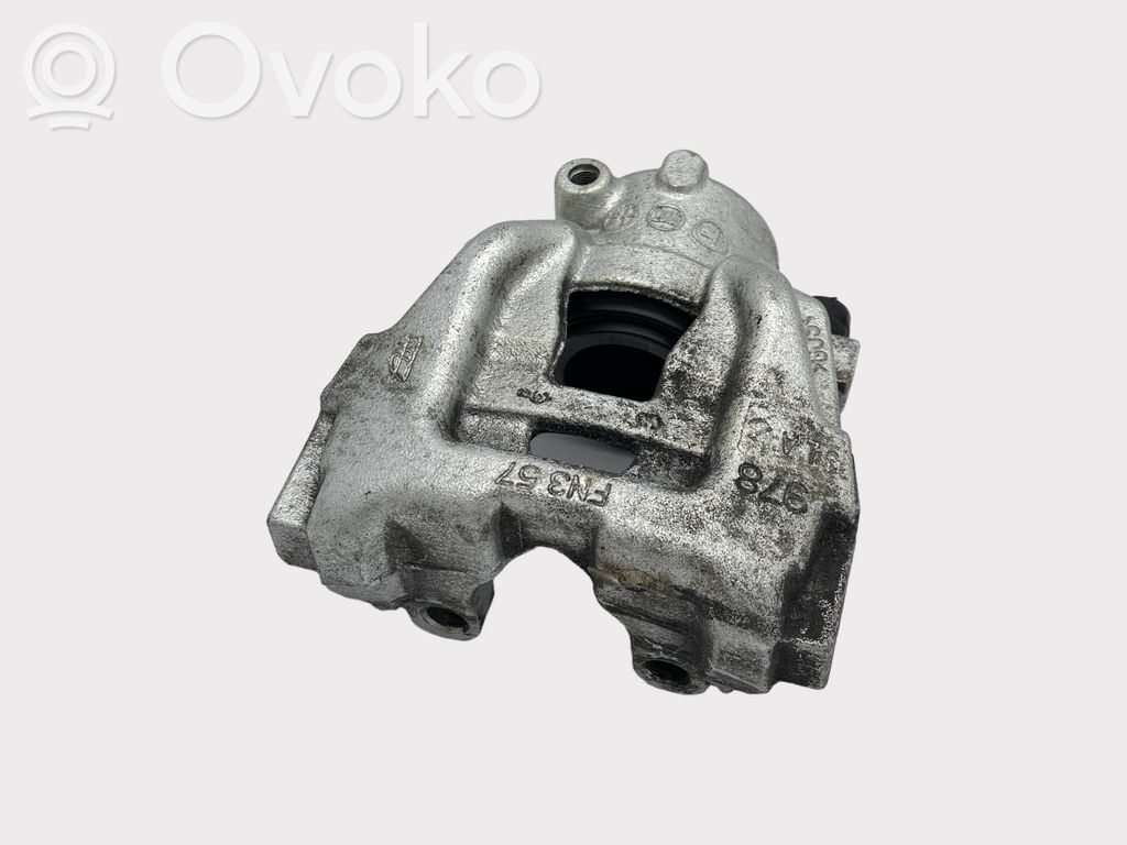 Fiat 500L Zacisk hamulcowy przedni 