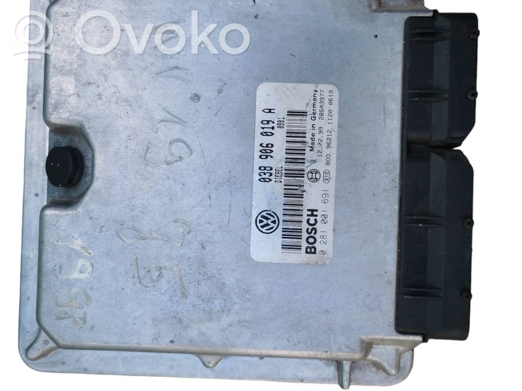 Volkswagen PASSAT B5 Engine control unit/module 