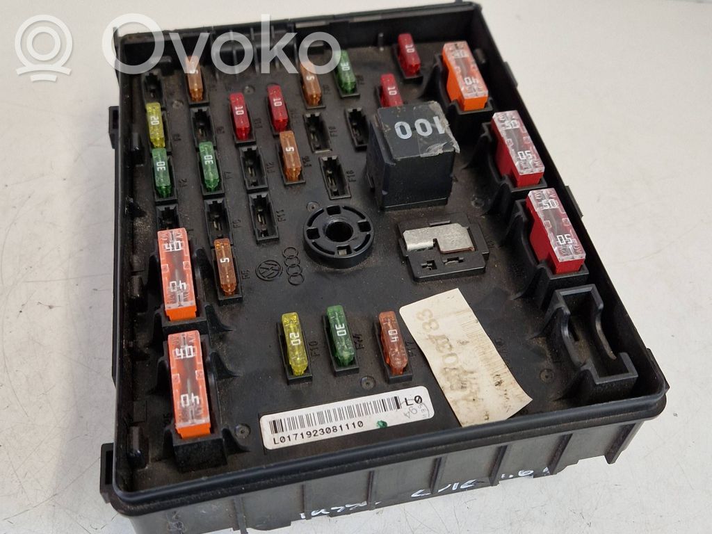 Volkswagen PASSAT B7 Drošinātāju bloks 