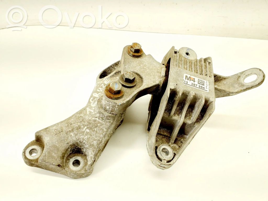 Chevrolet Cruze Engine mount bracket 