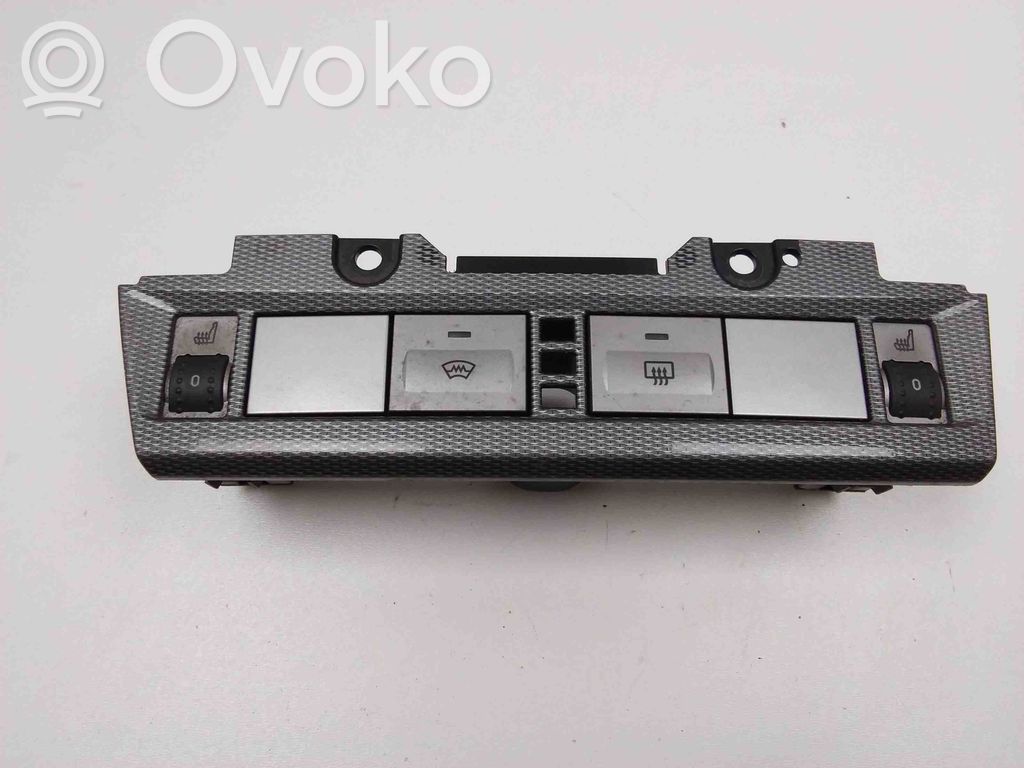 Un conjunto de interruptores   8M5113D734B