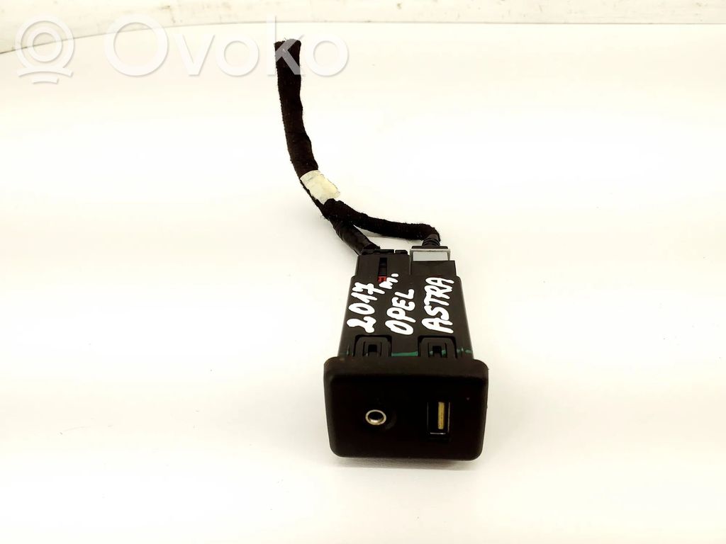 Opel Astra K Enchufe conector entrada auxiliar 