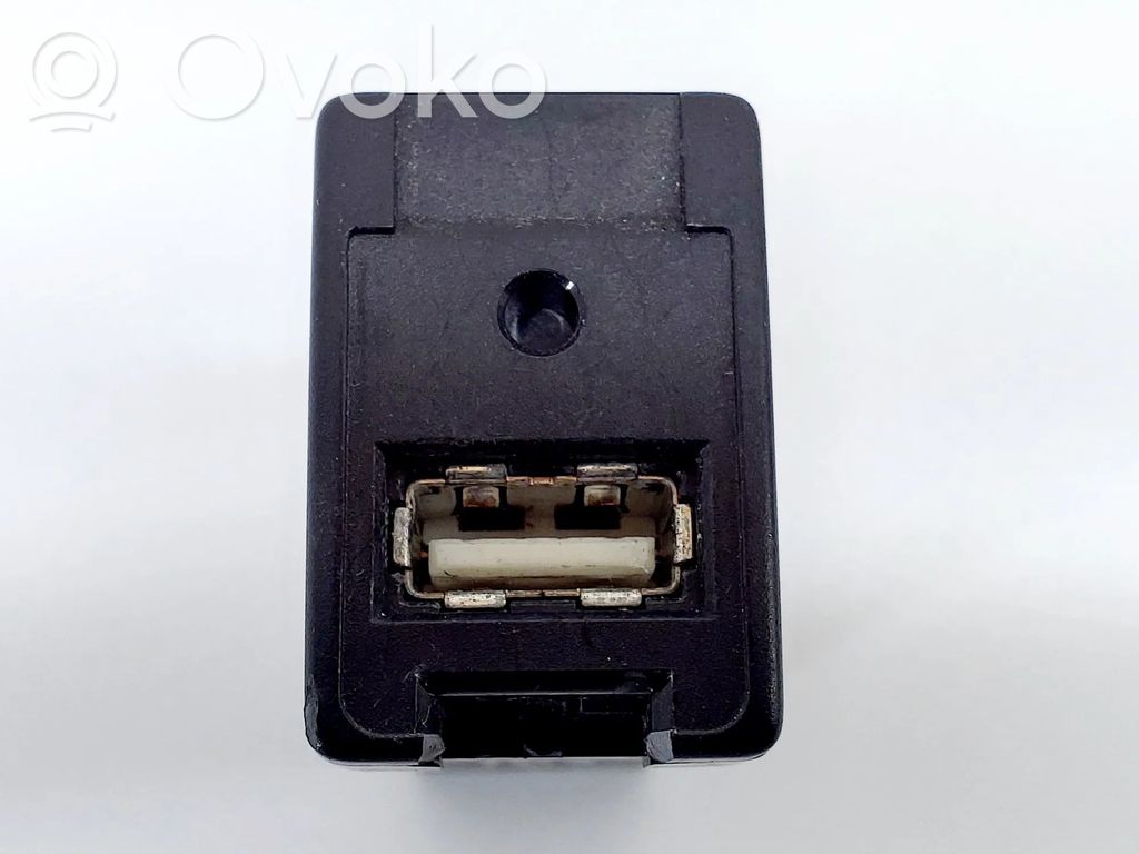 Toyota Yaris Enchufe conector entrada auxiliar 