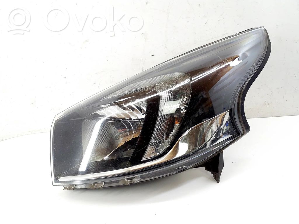 Opel Vivaro Lampa przednia 