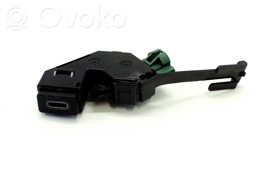 Volkswagen PASSAT B8 Conector priză AUX 