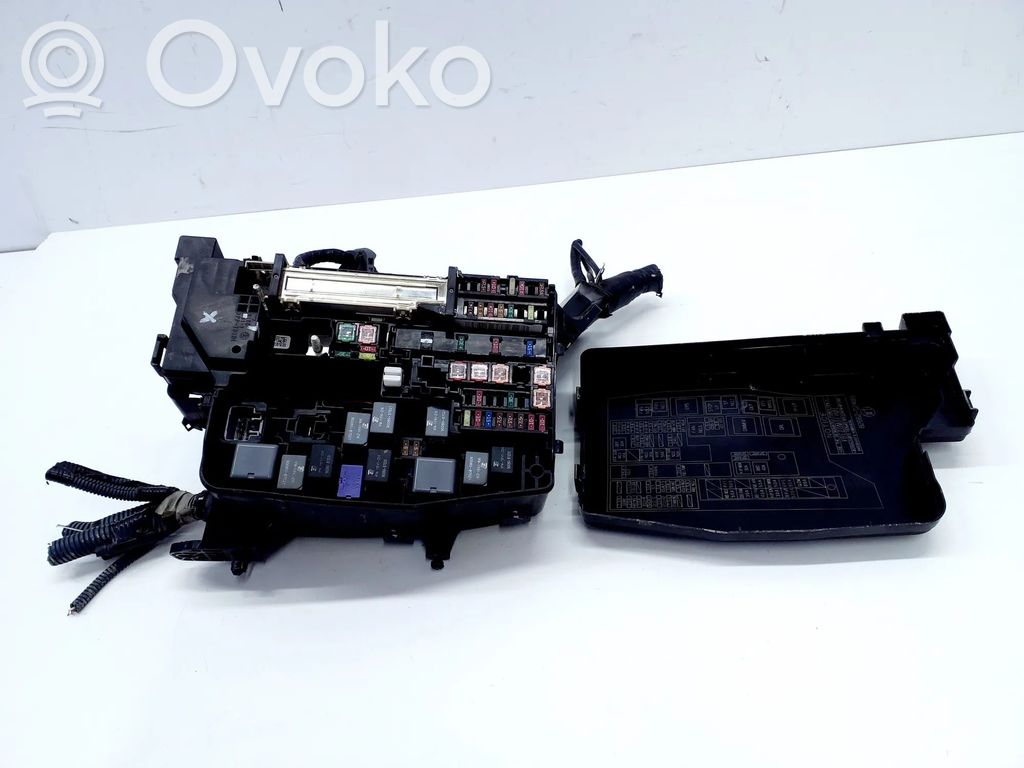 Toyota Auris E180 Skrzynka bezpieczników / Komplet 