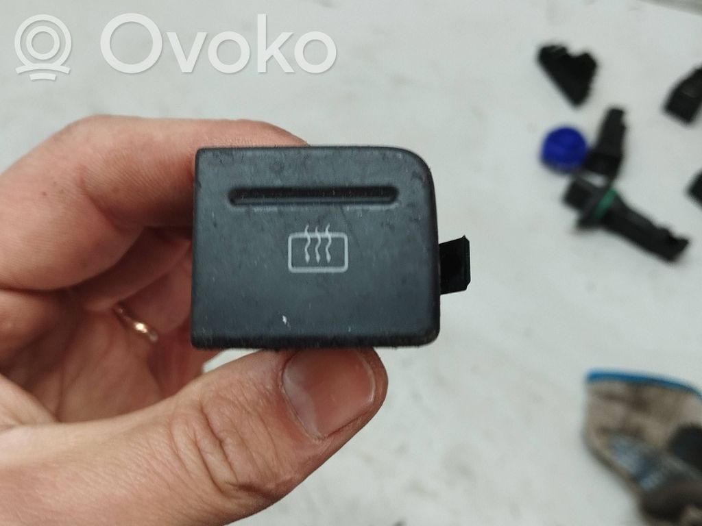 Volkswagen Multivan T5 Przycisk / Przełącznik ogrzewania szyby przedniej / czołowej 