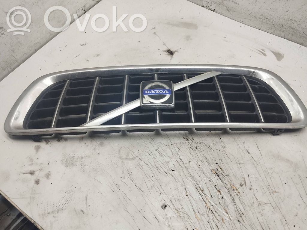 Volvo V70 Etupuskurin ylempi jäähdytinsäleikkö 