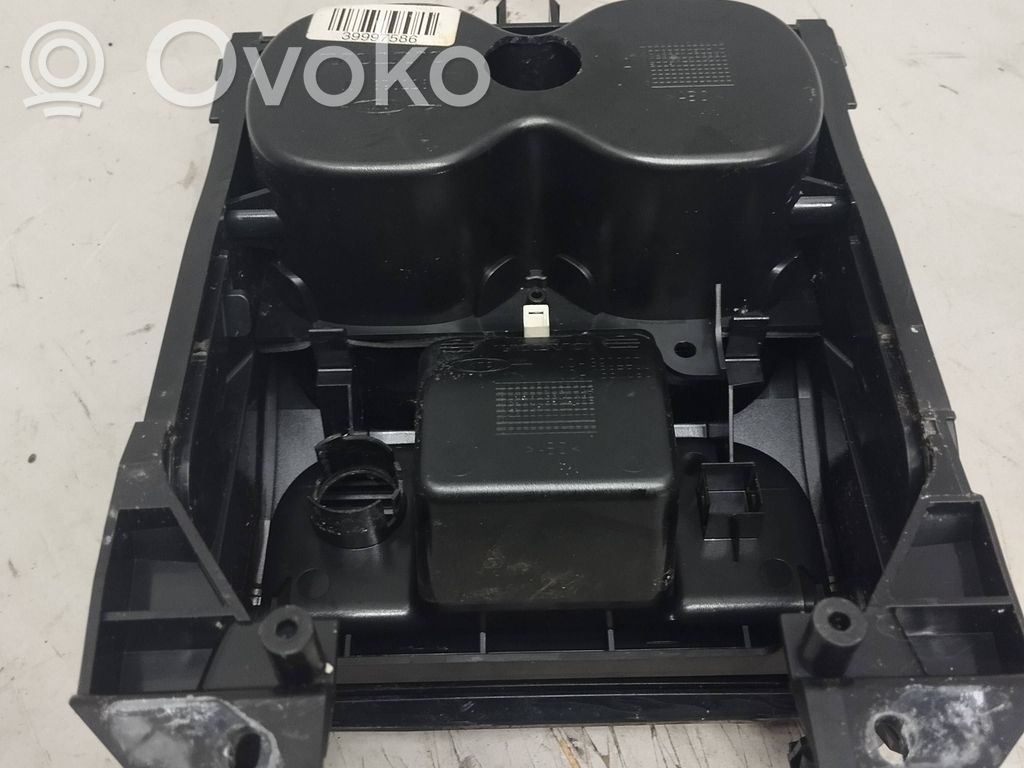Volvo V70 Puodelių laikiklis (priekyje) 