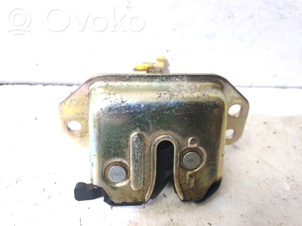 Loading door lock   4H16