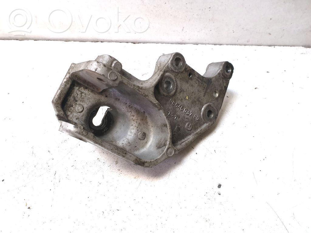 Peugeot 407 Engine mounting bracket 