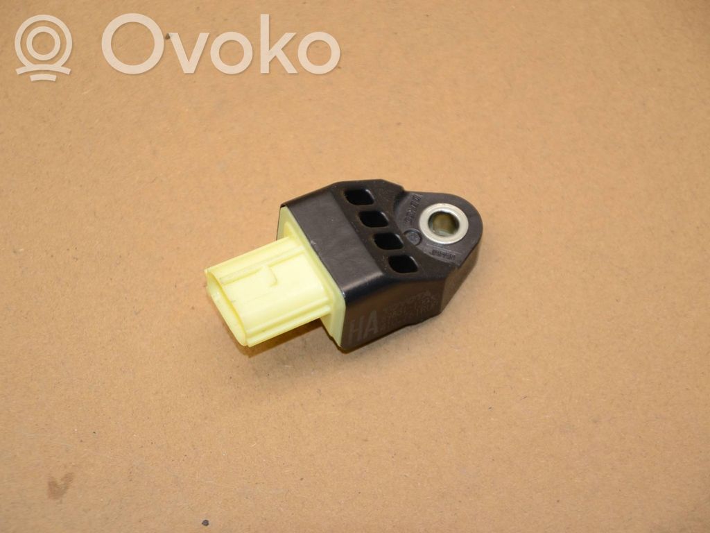 Toyota RAV 4 (XA40) Airbag deployment crash/impact sensor 