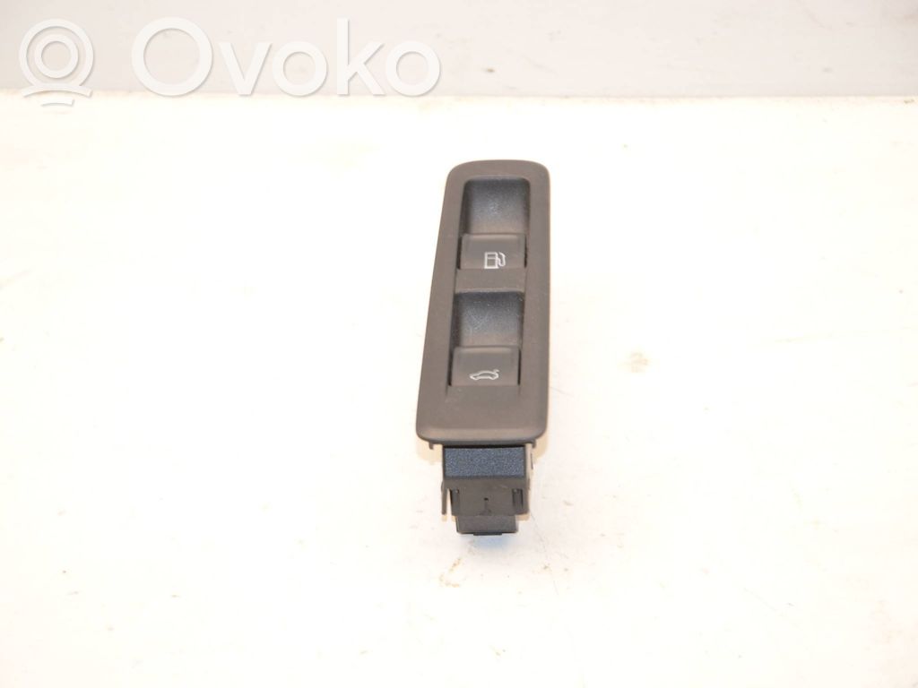 Skoda Octavia Mk4 Interruptor para abrir la puerta trasera 