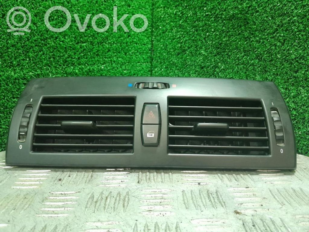 Rejilla de ventilación central del panel