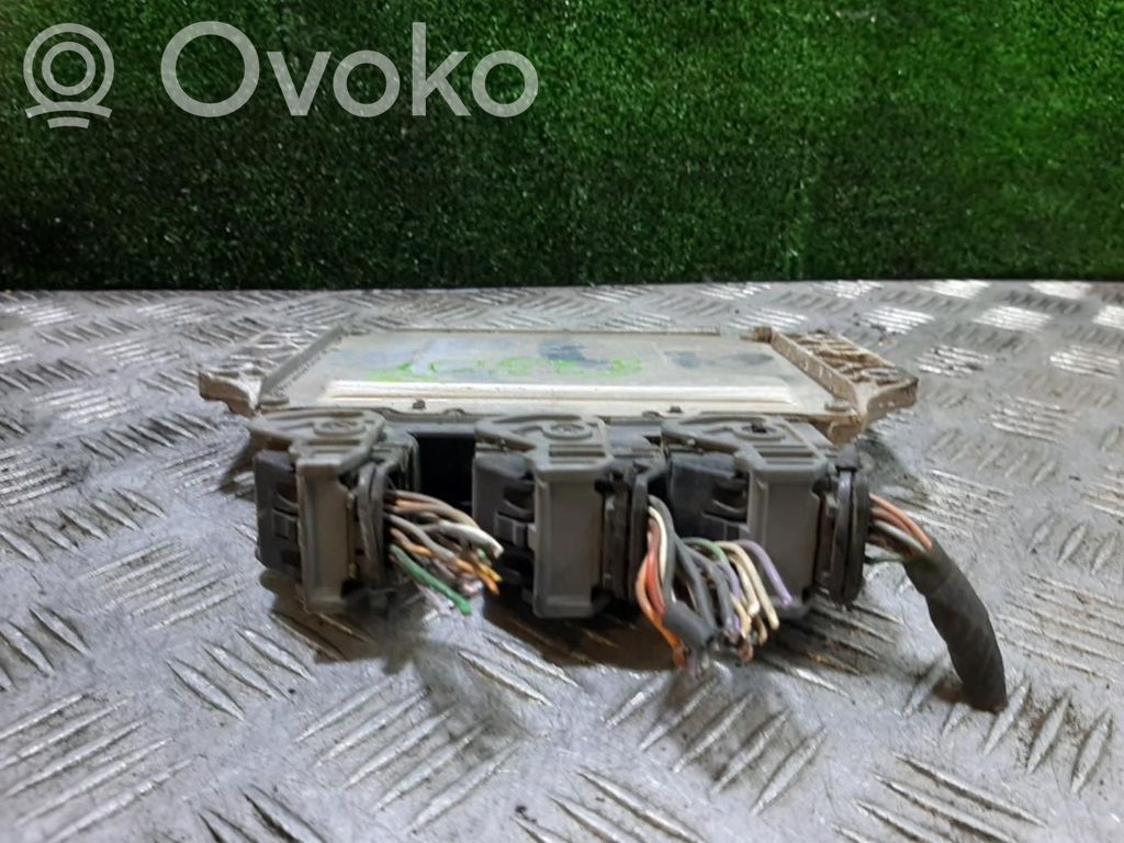 Unidad de control/módulo ECU del motor   8200411717