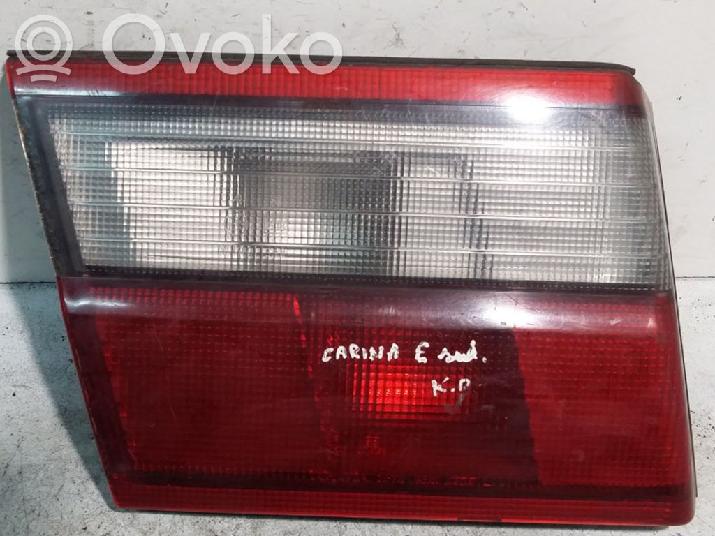 Toyota Carina T210 Galinis žibintas dangtyje 