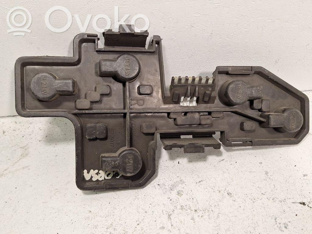 Opel Corsa B Takavalon polttimon suojan pidike 