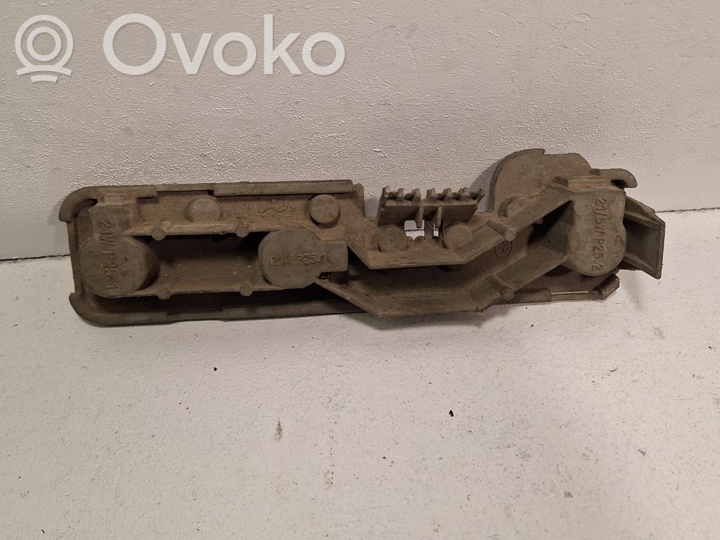 Opel Kadett E Takavalon polttimon suojan pidike 