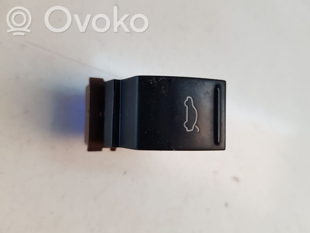 Volkswagen PASSAT B7 Tailgate opening switch 