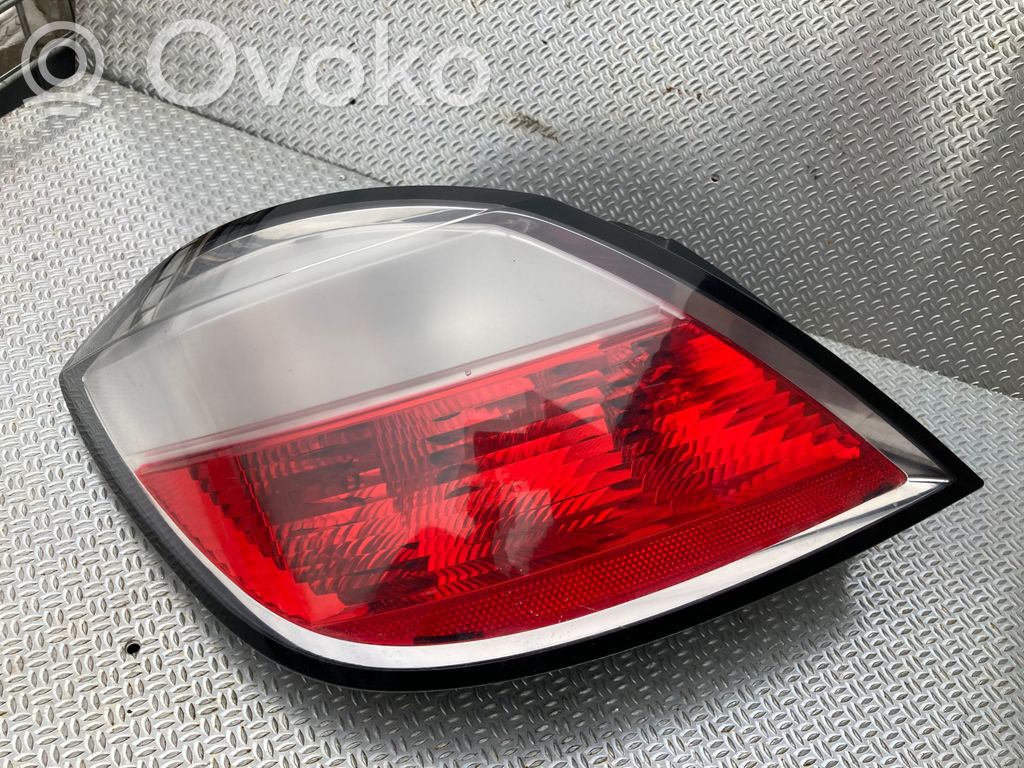Opel Astra H Aizmugurējais lukturis virsbūvē 