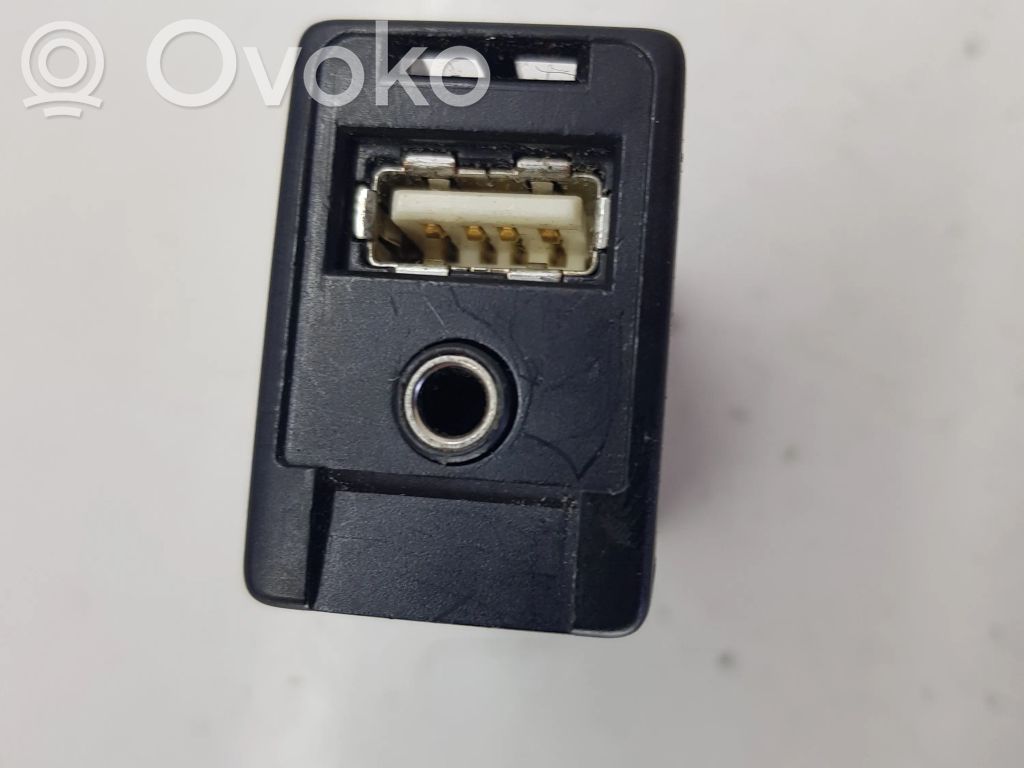 Toyota Avensis T270 USB jungtis 