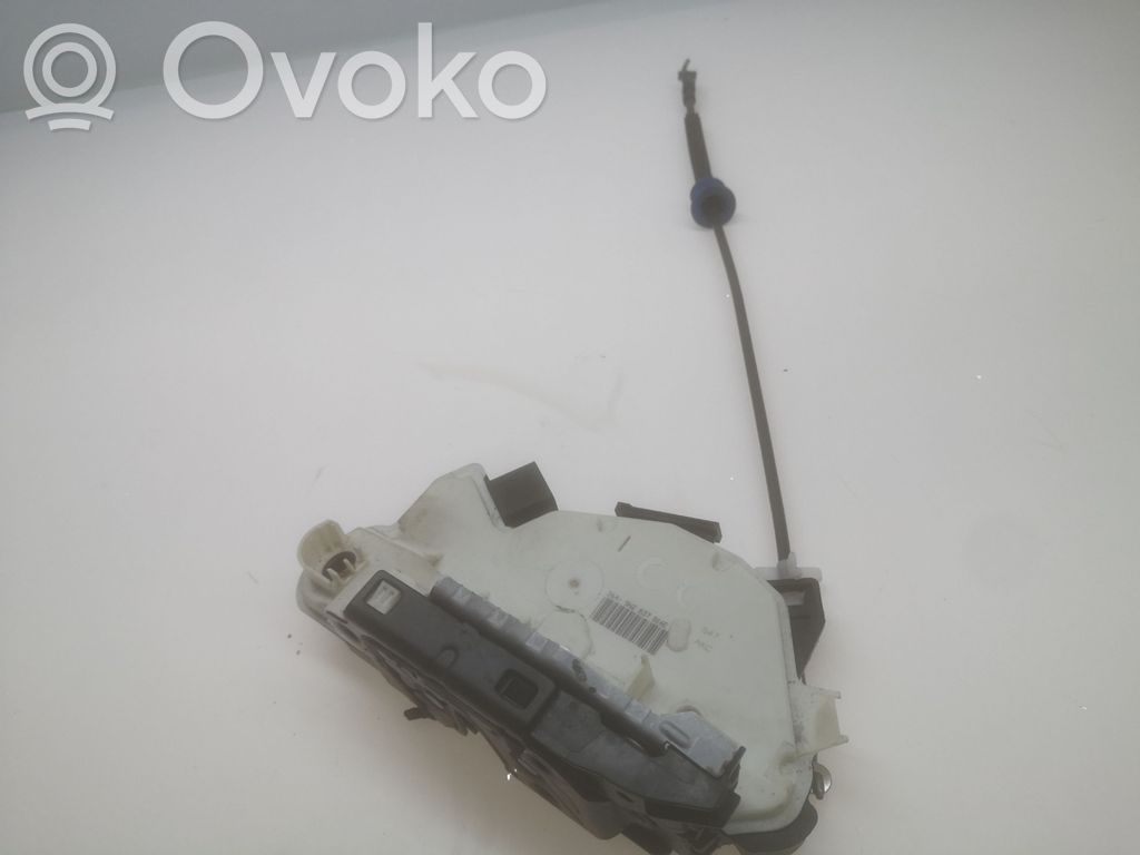 Volkswagen PASSAT CC Front door lock 